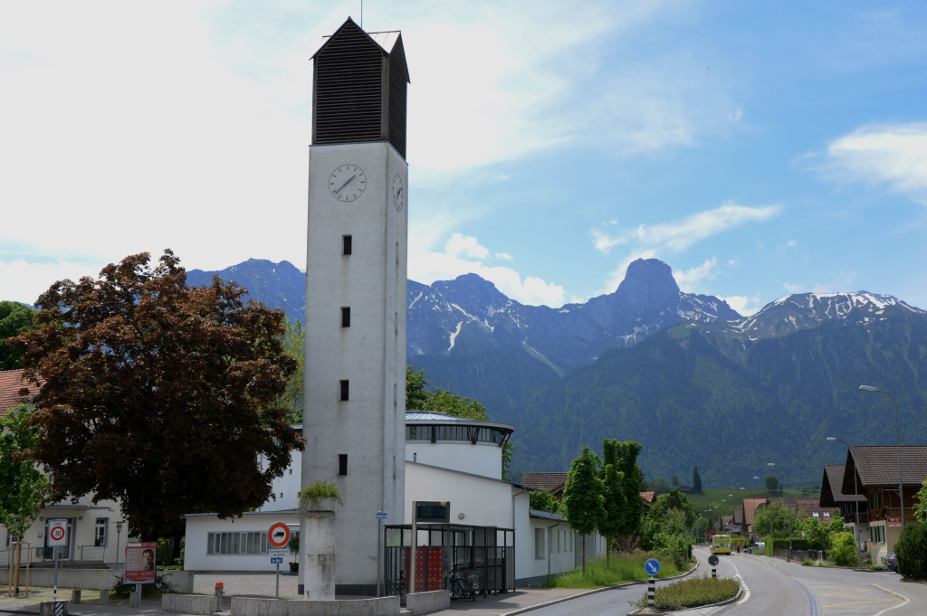 Eindrücklicher Kirchenturm der Kirche Allmendingen bei Thun